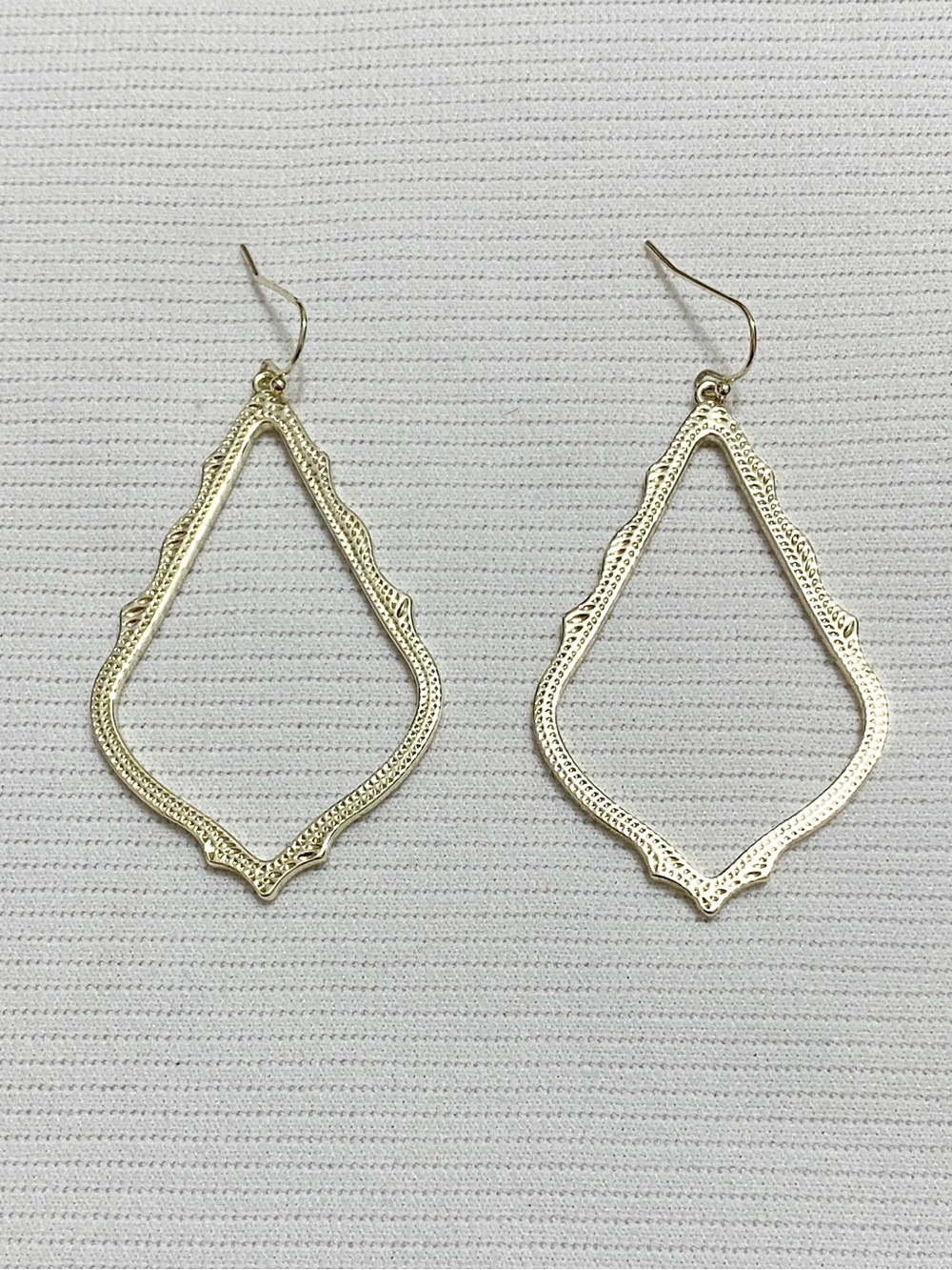 Kendra Scott Sophia 2” Drop Earrings in Gold